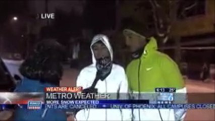 Une joggeuse glisse sur la neige en pleine interview télévisée