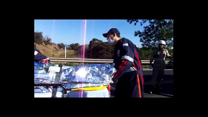 Motorista perde o controle e carro cai de ponte no Rio Jucu