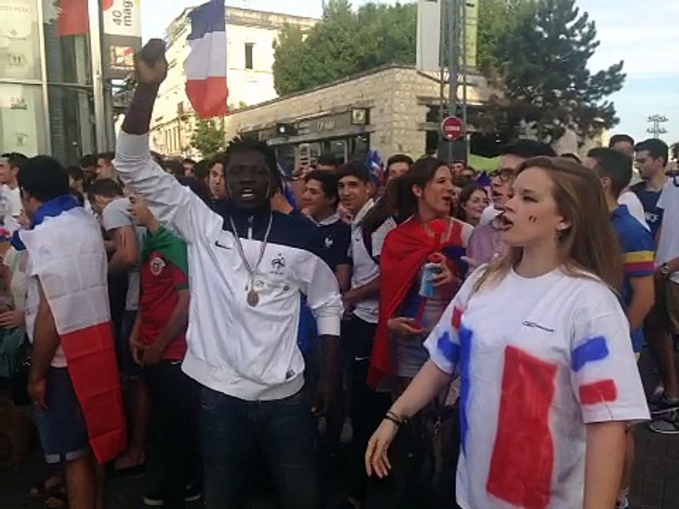 la Marseillaise résonne près de là fan zone