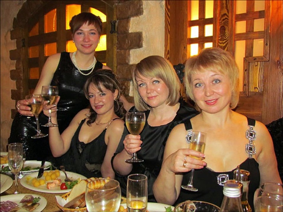 Милые женщины, а вы знаете, что белое вино вредно пить в ресторане