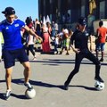 Deux freestylers font le show au Trocadéro
