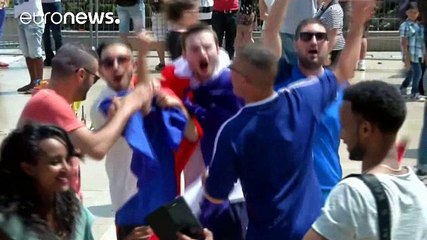 Fransız ve Portekizli taraftarlar Paris sokaklarında final maçını birlikte bekliyor