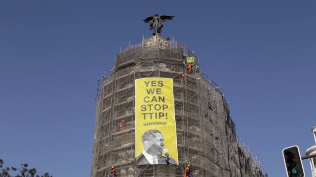 Greenpeace pide a Obama con una pancarta que pare TTIP