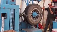 Privește cum fac cauciucurile vechi de camion să pară noi. Ai grijă de unde le cumperi, este în joc viața ta!