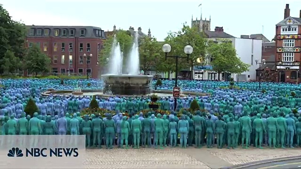 A sea of 3,200 nude Brits painted in blue descended on the British city of Hull as part of an installation by U.S. photographer Spencer Tunick.