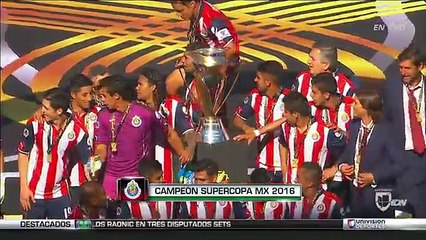 Chivas alza el trofeo de la Supercopa MX