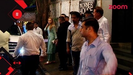 Salman Khan gets upset with a photograher - Bollywood News - #TMT