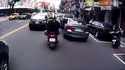 Il aide à relever le scooter mais ça ne se passe pas comme prévu ! LOL