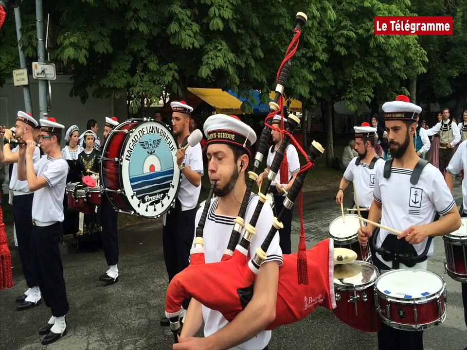 Pont-l'Abbé. Fête des Brodeuses : le défilé