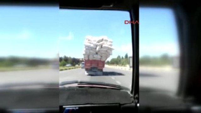 Gaziantep'te Aşırı Yüklü Kamyonun Tehlikeli Yolculuğu