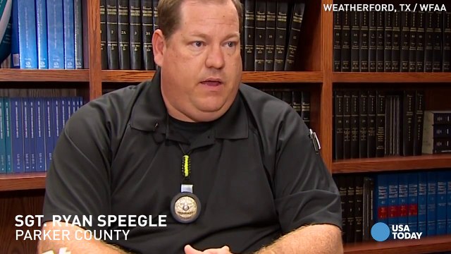 Des prisonniers défoncent la porte de leur cellule pour aider un gardien...