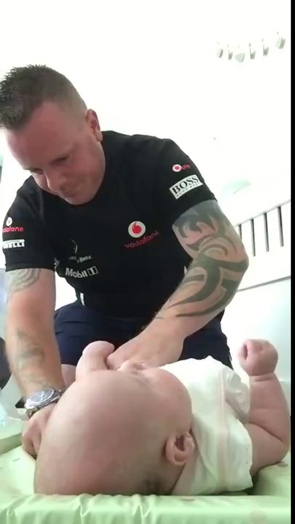 Quand papa change la couche de bébé : à vomir - Vidéo Dailymotion