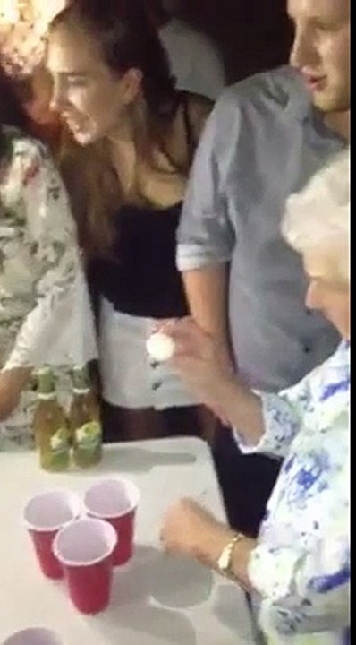 Une mamie joue au beer-pong