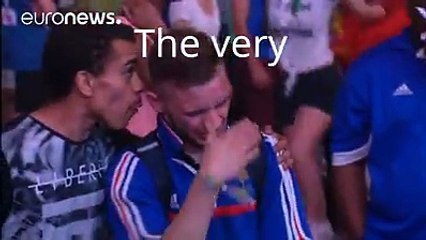 Un tout jeune supporter portugais réconforte un français en pleurs