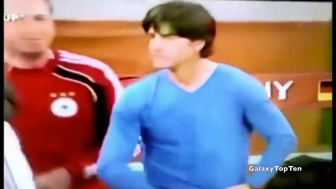 Compilation de Joachim Löw la main sous les aisselles ou dans le caleçon