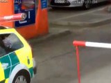 Il maquille sa voiture en ambulance pour éviter les bouchons à Londers