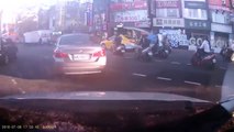 Un chauffard percute et renverse plusieurs scooters et prend la fuite