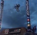 Du saut à la perche version motocross