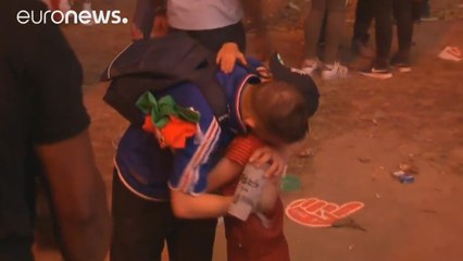 Un jeune supporter portugais console un fan des Bleus !