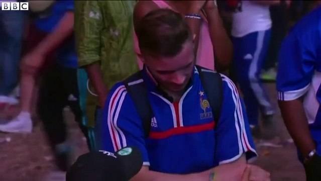 Un enfant portugais console un supporter français en larmes