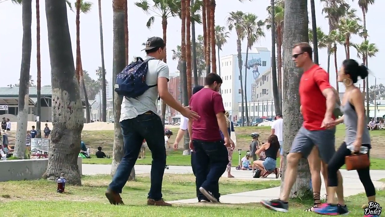 Le jeu de la pomme de terre brûlante avec des inconnus