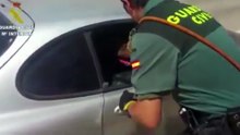 Así rescatan a un perro que se asfixia dentro de un auto