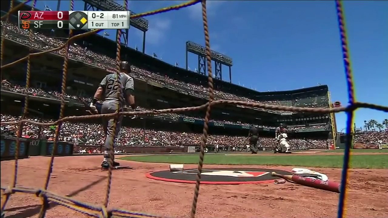 Une spectatrice réceptionne une balle de baseball avec sa barquette de nourriture !