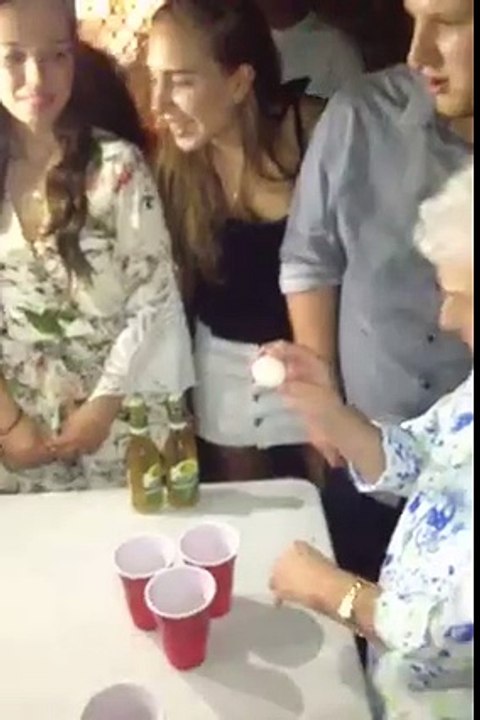 Quand une mamie joue au beer-pong !