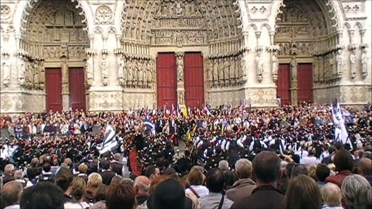Deuxiéme aubade du 1916-2016 United Pipers for Peace sur le parvis de la Cathédrale d'Amiens