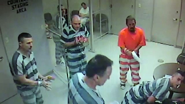 Detenuti sfondano la porta per salvare guardia carceraria colpita da infarto