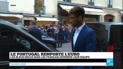 Belle ambiance à la sortie des Bleus de l'Élysée - Les Français derrière leur équipe malgré la défaite