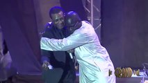 Regardez du jamais vue!!! Youssou Ndour distribue de l'argent à ses fans.