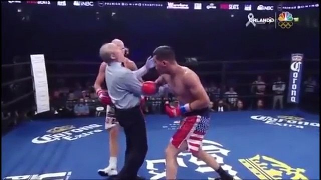 un arbitre se prend un coup pendant un combat de boxe !