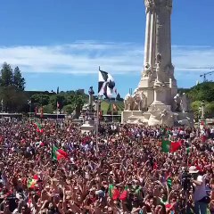 La foule acclame les joueurs portugais qui défilent en bus à Lisbonne