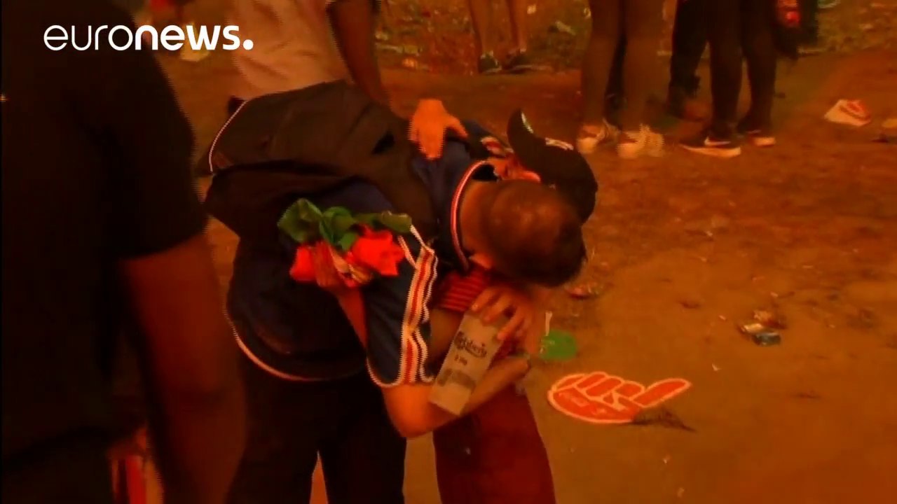 Un enfant portugais console un supporter français