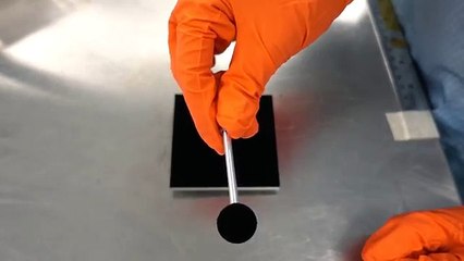 Une sphère de Vantablack au-dessus d'une surface en Vantablack