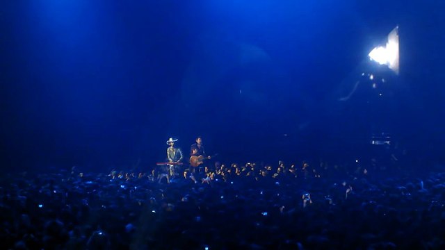 -M- (Matthieu Chedid) Est Ce Que Tu Aimes (Feat. Arthur H) - @ Paris (Bercy) - 13.12.2013