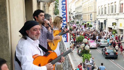 Yvan Le Bolloc'h en concert depuis le balcon de "La Provence"
