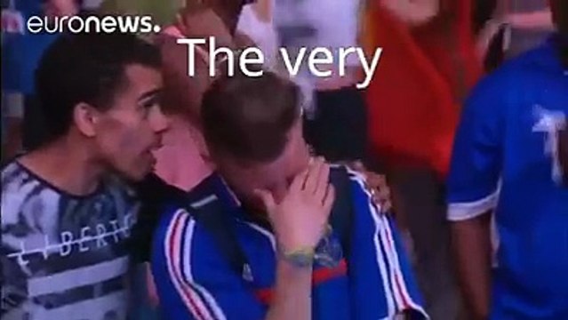 Pequeno torcedor Português indo consolar Francês que estava chorando. Nunca será apenas um jogo.