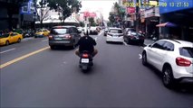 Régis aide un scooteriste qu'il vient de faire tomber