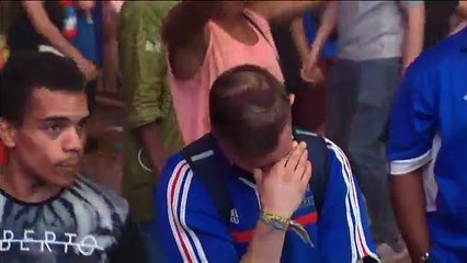 مشجع برتغالي صغير يواسي مشجعا فرنسيا بعد خسارة بلاده في نهائي يورو 2016