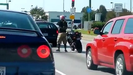 Kırmızı ışıkta beklemekten sıkılan motorcu halleri