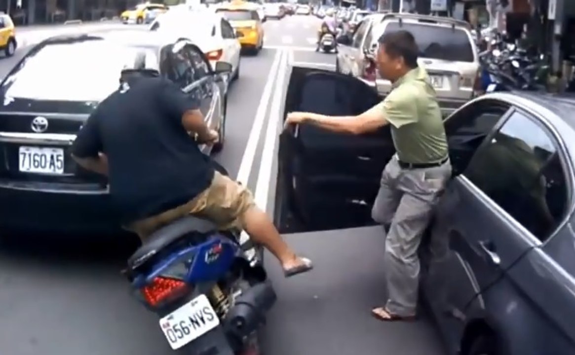 Un homme aide un scooter qu’il a renversé et empire la situation.