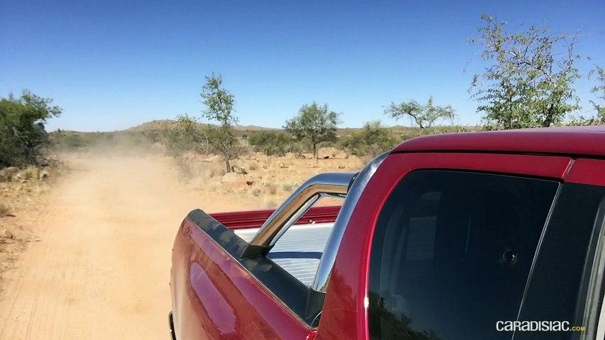 Le Toyota Hilux dans les dunes