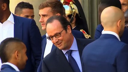 Bleus - La bise de Koscielny au président Hollande