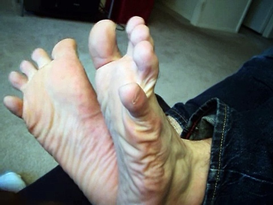 23 YEAR OLD MALE STINKING MALES SOLES