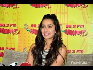 Shraddha Kapoor & Tiger Shroff Promote Film 'Baaghi' At Radio Mirchi | CinePakoda