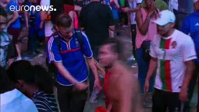 Un enfant portugais console un supporter français