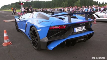 Une Lamborghini Aventador à deux doigts de faucher un caméraman !