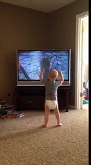 Ce bébé connait le film Rocky par coeur et refait la scène de l'entrainement par coeur!